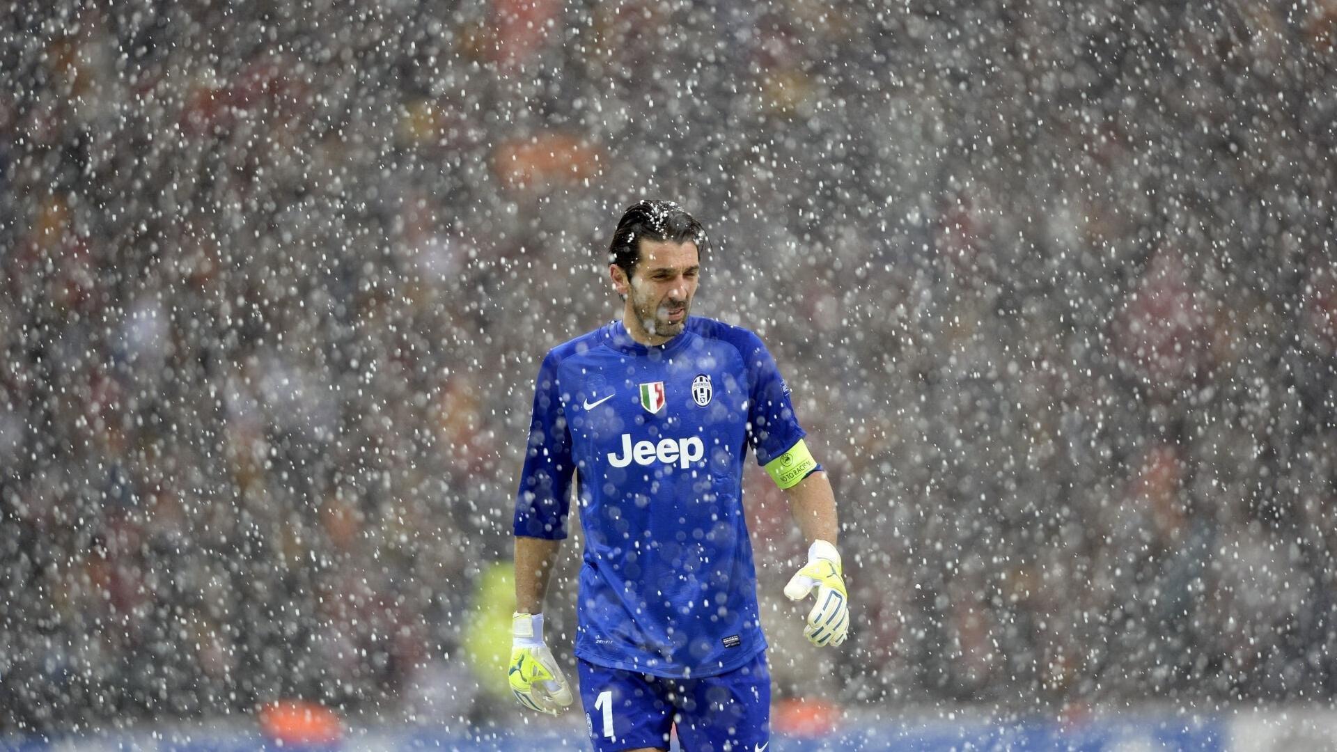 梅西第八次捧起金球奖 刷新足坛历史纪录|米兰体育官网